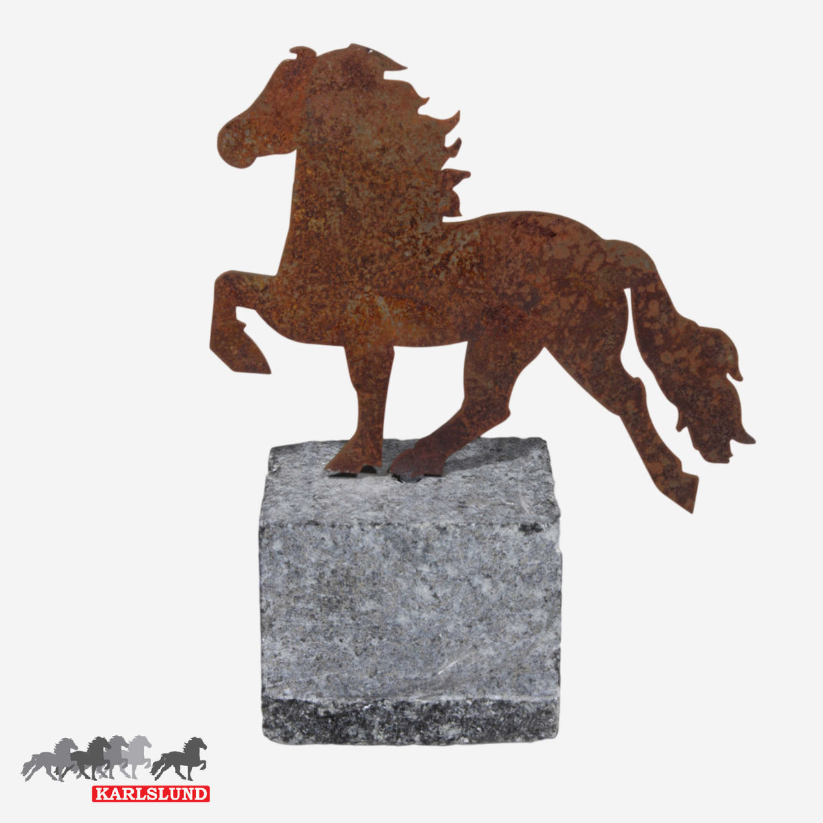 Statyett med dekorativ häst i rostad stål på granitblock