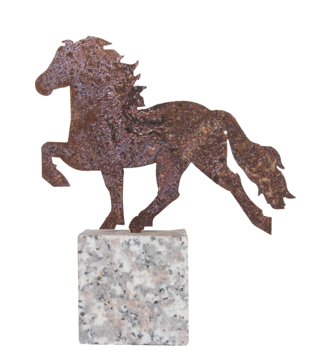 Dekorativ häst i rostad stål på granitblock - Tölta.se