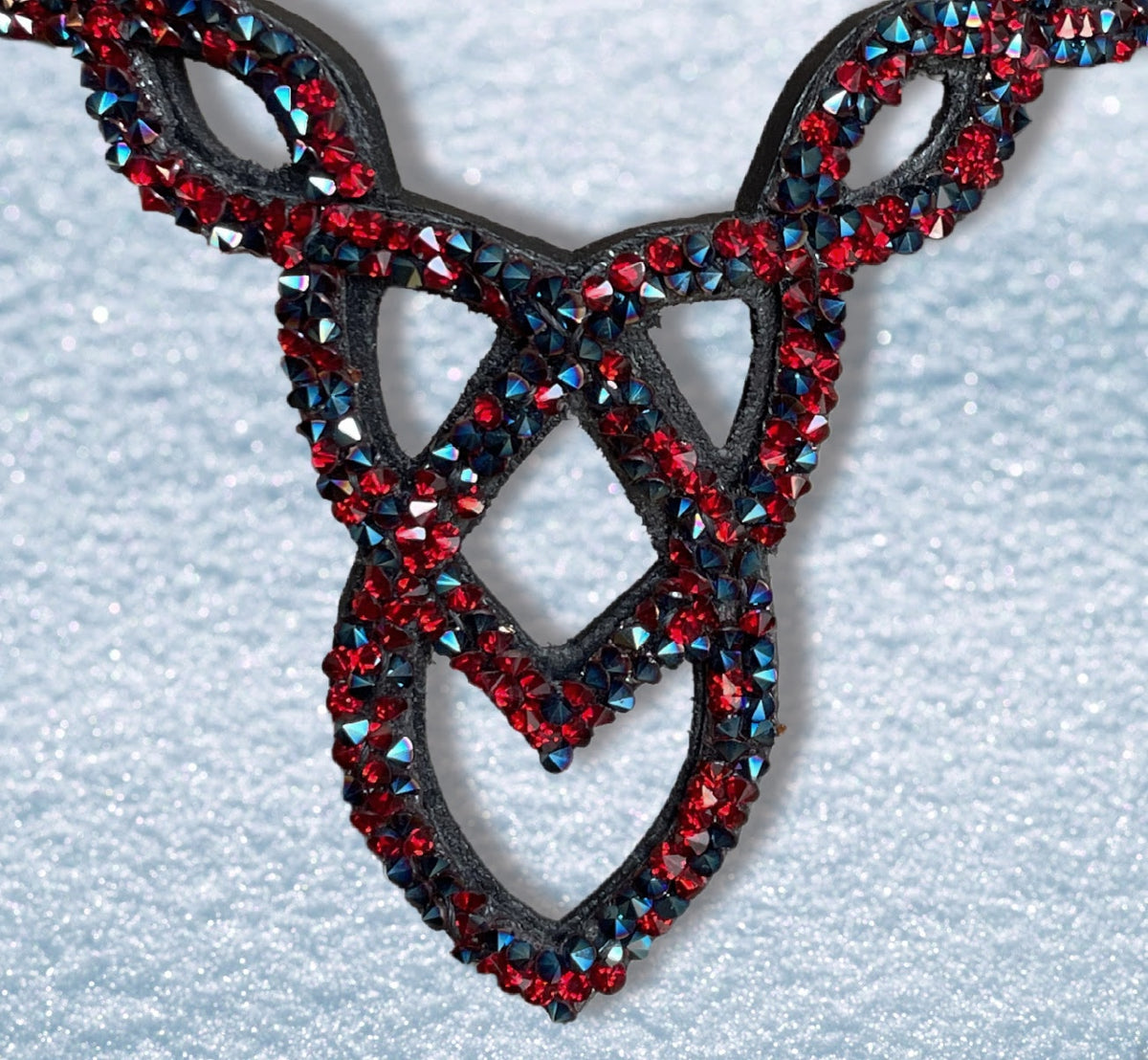 Hodelag med remontnosgrime og pannebånd dekorert med krystaller i rødt og blått