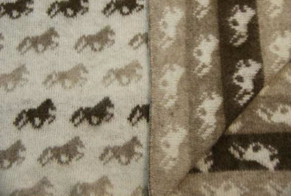 Svett-täcke Fakúr, i isländsk fårull, finns i flera färger - Tölta.se
