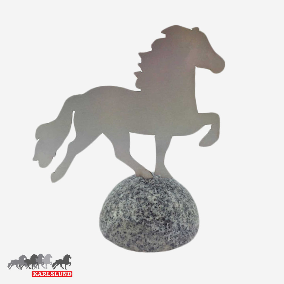 Statyett med dekorativ häst i rostfri stål på polerat granitblock